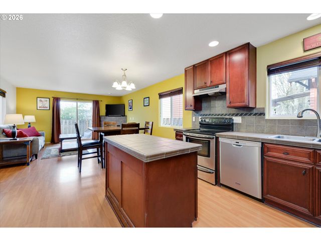 9126 Se ASH St, Portland, OR 97216