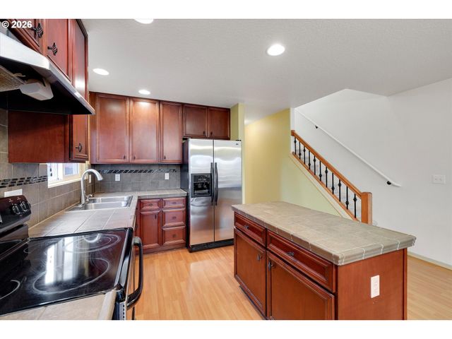 9126 Se ASH St, Portland, OR 97216