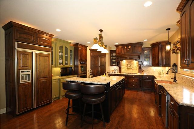 1620 Napa Valley Drive, Lee's Summit, MO 64082