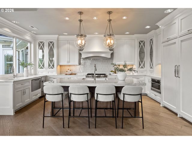 1600 VIEW LAKE Ct, Lake Oswego, OR 97034