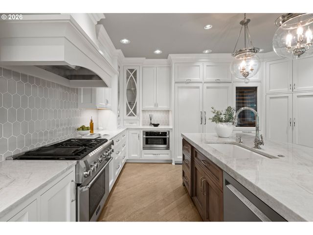 1600 VIEW LAKE Ct, Lake Oswego, OR 97034