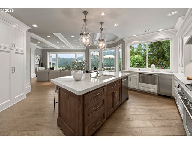 1600 VIEW LAKE Ct, Lake Oswego, OR 97034