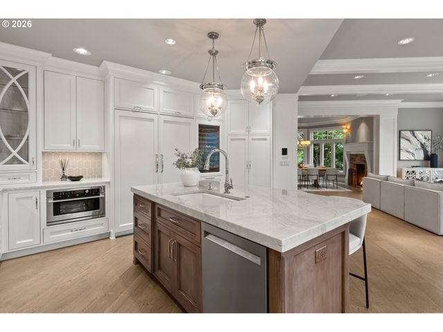 1600 VIEW LAKE Ct, Lake Oswego, OR 97034