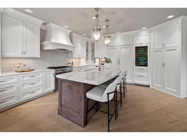 1600 VIEW LAKE Ct, Lake Oswego, OR 97034