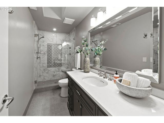 1600 VIEW LAKE Ct, Lake Oswego, OR 97034
