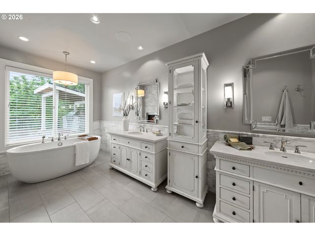 1600 VIEW LAKE Ct, Lake Oswego, OR 97034