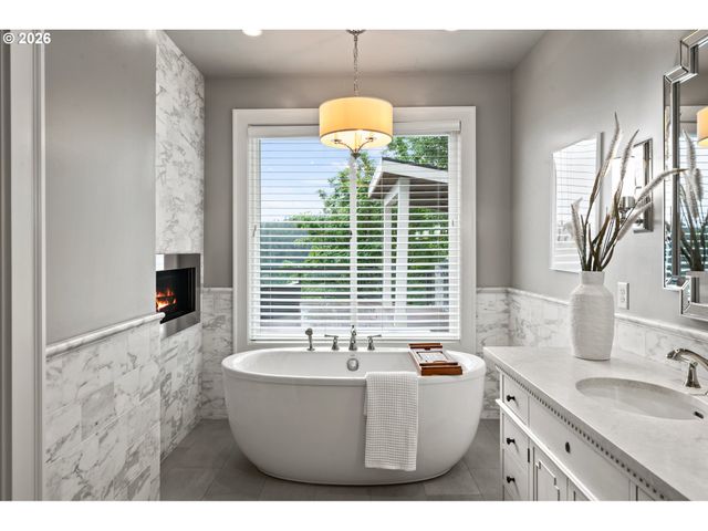 1600 VIEW LAKE Ct, Lake Oswego, OR 97034