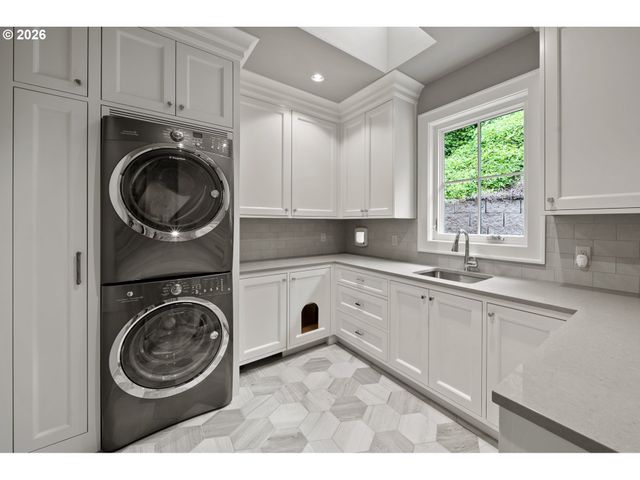 1600 VIEW LAKE Ct, Lake Oswego, OR 97034