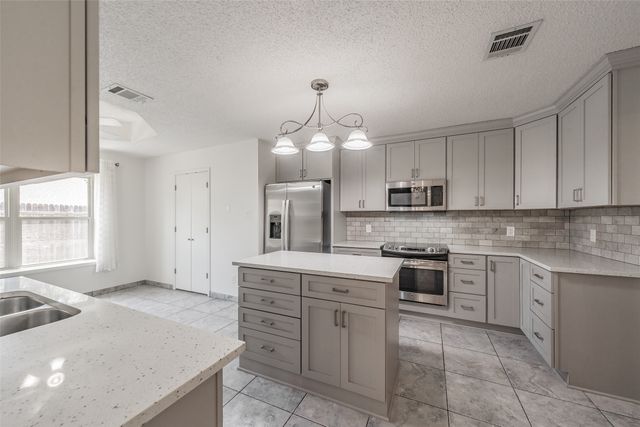 1633 Saxon Drive, Bedford, TX 76021