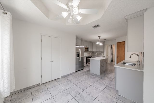 1633 Saxon Drive, Bedford, TX 76021