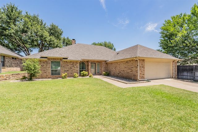 1633 Saxon Drive, Bedford, TX 76021