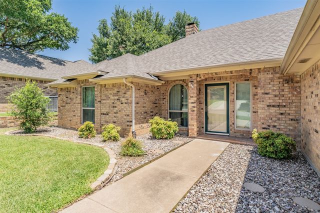1633 Saxon Drive, Bedford, TX 76021