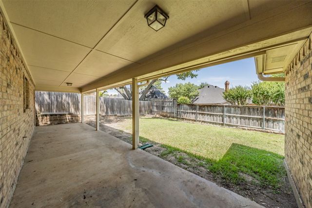 1633 Saxon Drive, Bedford, TX 76021