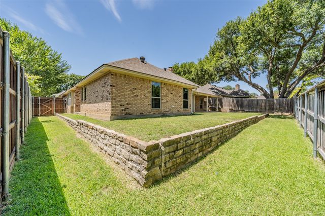 1633 Saxon Drive, Bedford, TX 76021