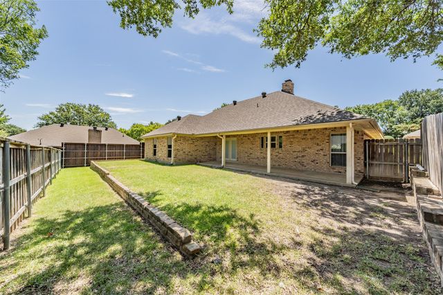 1633 Saxon Drive, Bedford, TX 76021