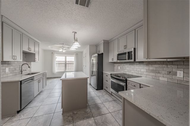 1633 Saxon Drive, Bedford, TX 76021