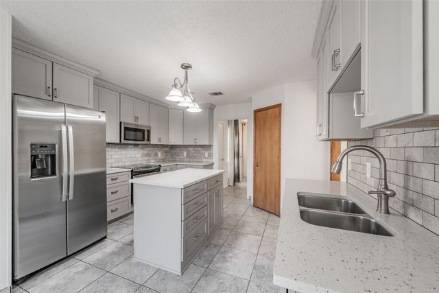 1633 Saxon Drive, Bedford, TX 76021