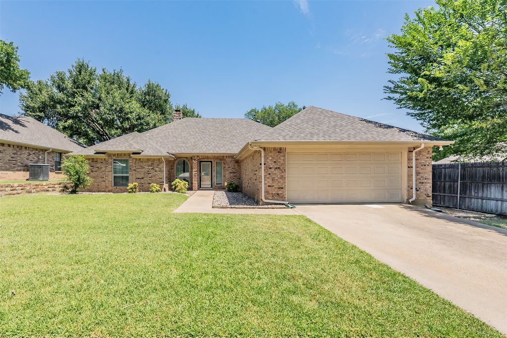 1633 Saxon Drive, Bedford, TX 76021