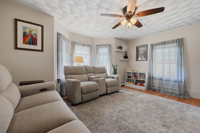 4 Waite St, Salem, MA 01970