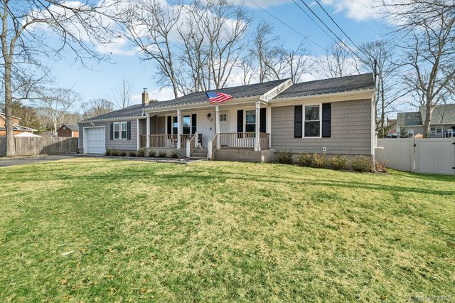 65 Beachfern Road, Center Moriches, NY 11934