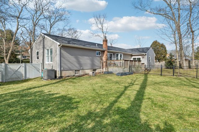 65 Beachfern Road, Center Moriches, NY 11934