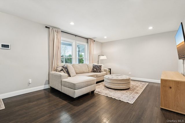 65 Beachfern Road, Center Moriches, NY 11934