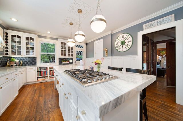 2465 E Broad Street, Columbus, OH 43209