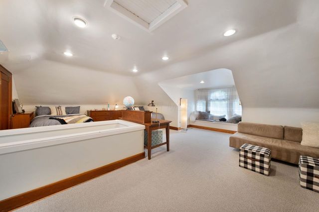 2465 E Broad Street, Columbus, OH 43209