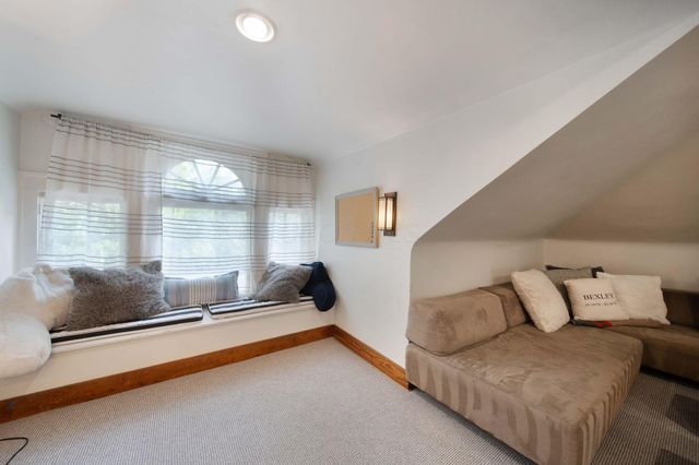 2465 E Broad Street, Columbus, OH 43209