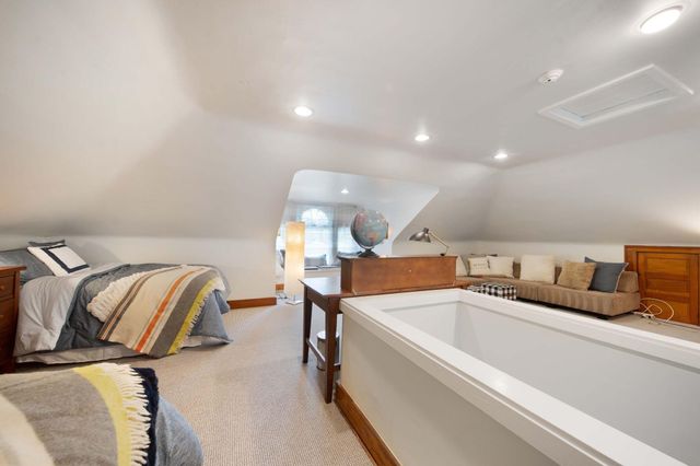 2465 E Broad Street, Columbus, OH 43209