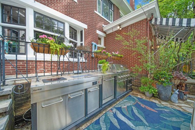 2465 E Broad Street, Columbus, OH 43209