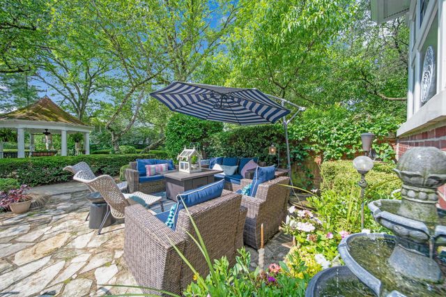 2465 E Broad Street, Columbus, OH 43209