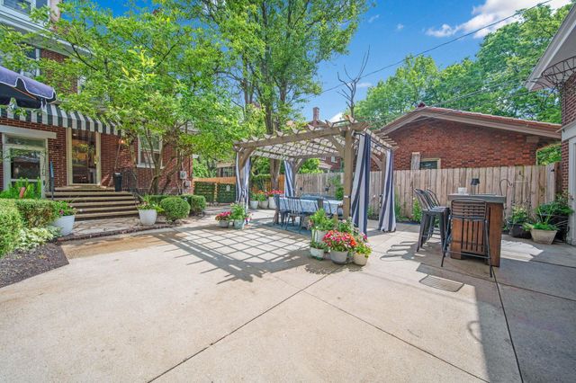 2465 E Broad Street, Columbus, OH 43209