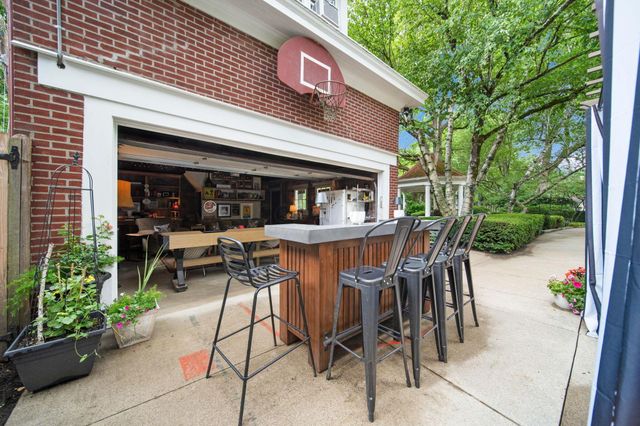 2465 E Broad Street, Columbus, OH 43209