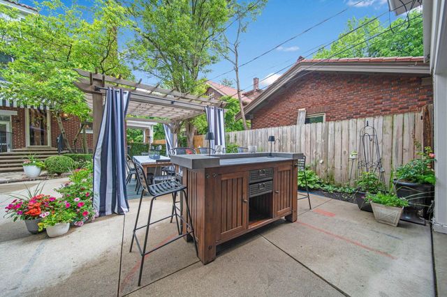 2465 E Broad Street, Columbus, OH 43209