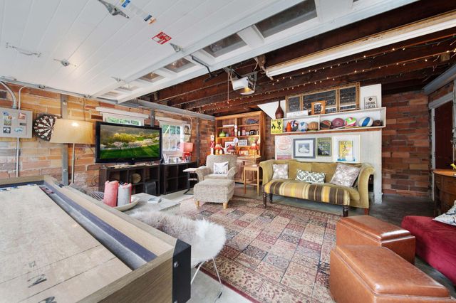 2465 E Broad Street, Columbus, OH 43209