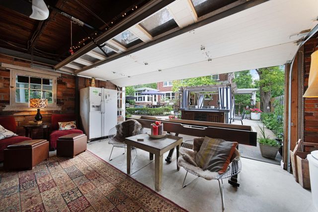 2465 E Broad Street, Columbus, OH 43209