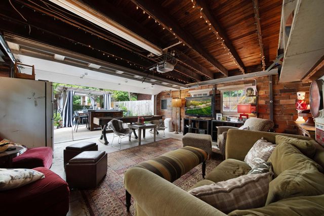 2465 E Broad Street, Columbus, OH 43209