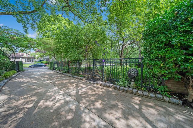 2465 E Broad Street, Columbus, OH 43209