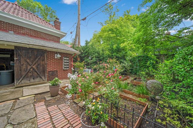 2465 E Broad Street, Columbus, OH 43209