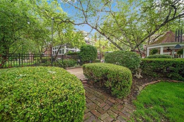 2465 E Broad Street, Columbus, OH 43209