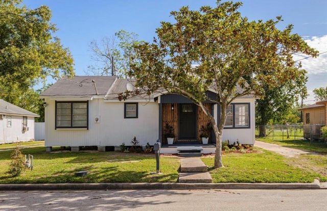 804 Carnegie Street, Baytown, TX 77520