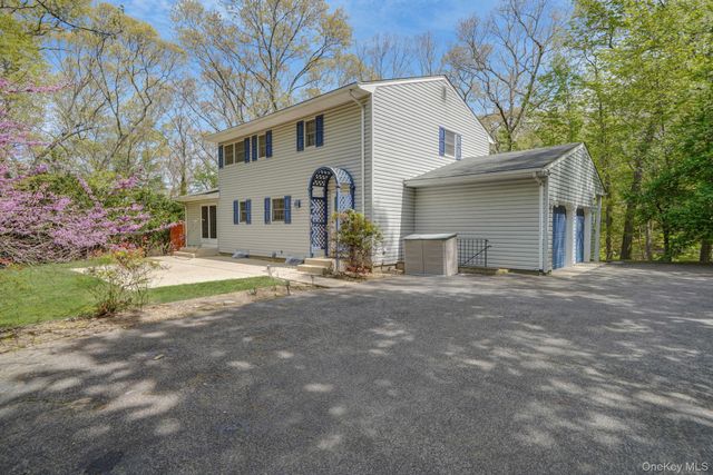 214 Landing Avenue, Smithtown, NY 11787