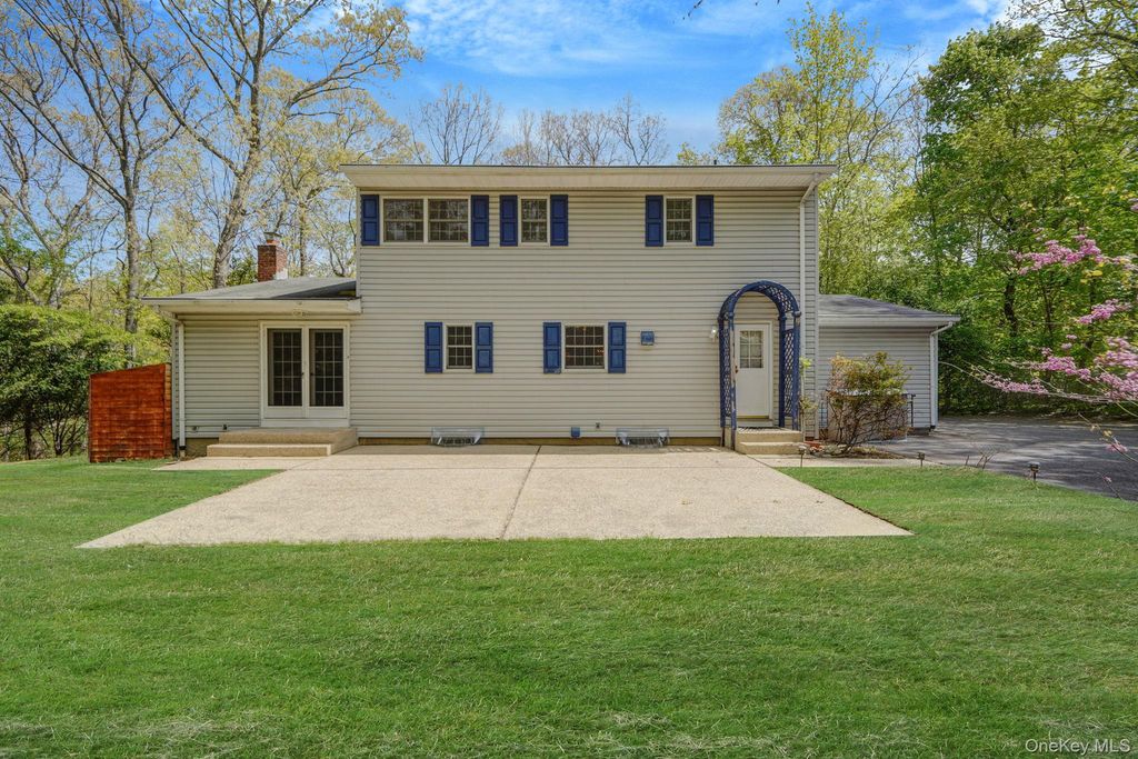 214 Landing Avenue, Smithtown, NY 11787