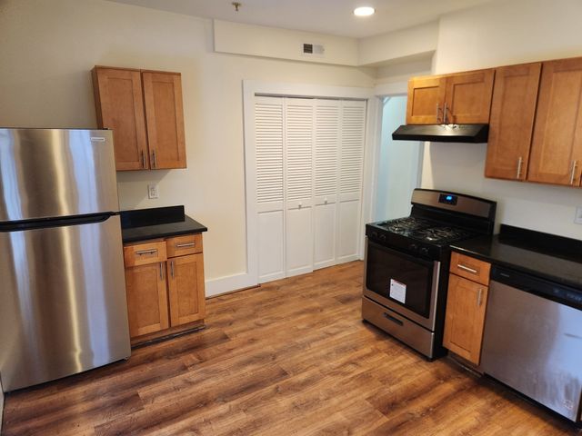 28 Centennial Place 2R, Framingham, MA 01701