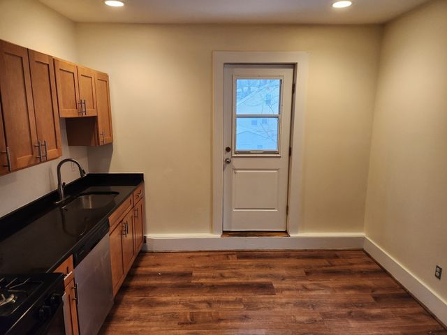28 Centennial Place 2R, Framingham, MA 01701
