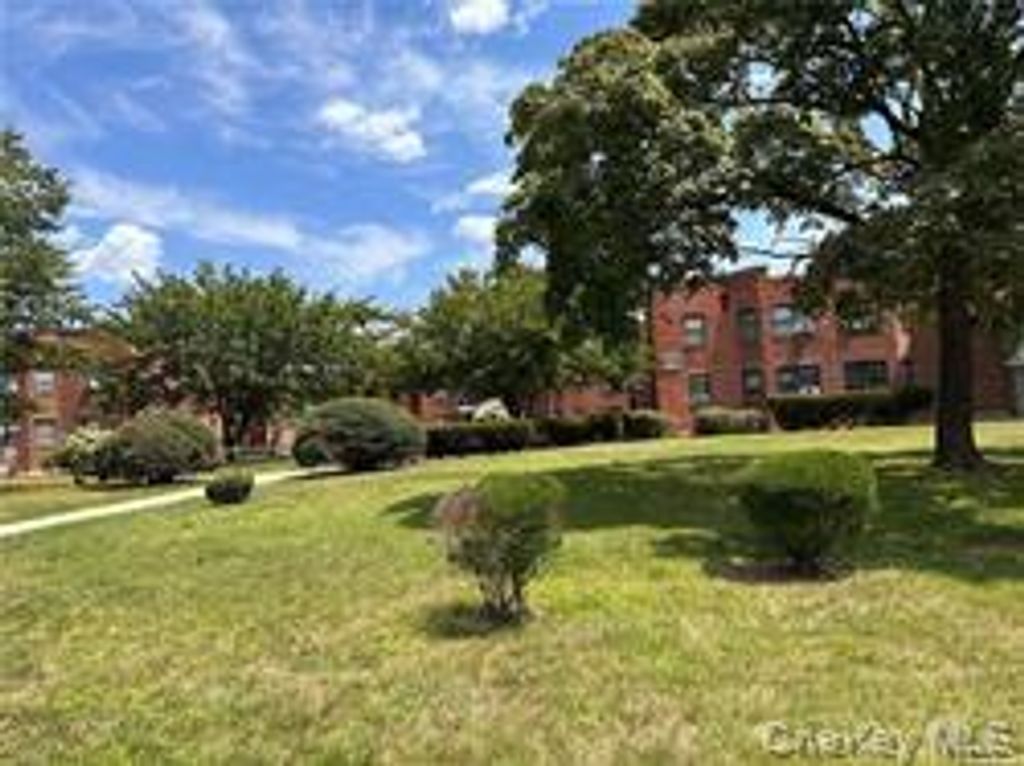 110 Division Avenue 2 E, Levittown, NY 11756