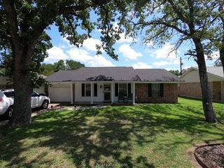 3105 Heatherwood Drive, Bryan, TX 77801