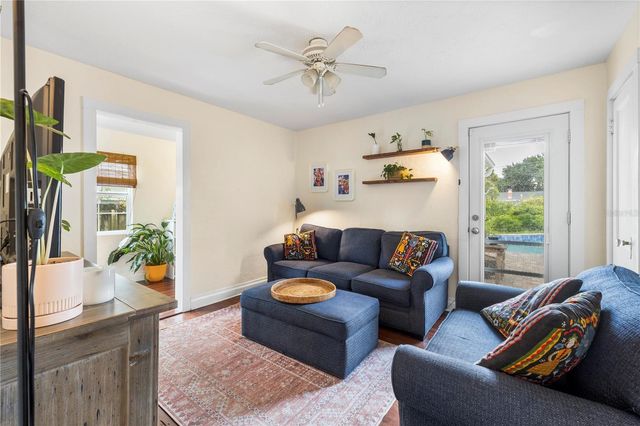 919 W WOODLAWN AVENUE, Tampa, FL 33603