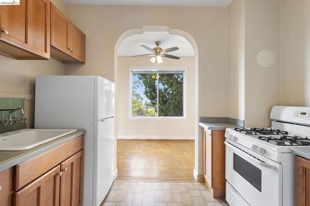 1001 Warfield Ave, Oakland, CA 94610